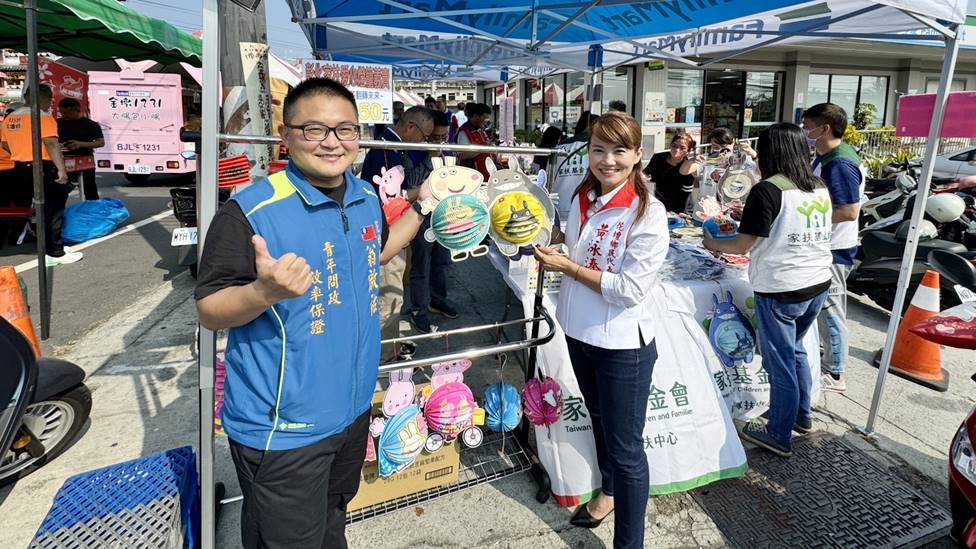 ▲花壇鄉民代表翁啟祐、黃泳溱一起響應彰化家扶古早燈籠義賣。（記者林明佑攝）